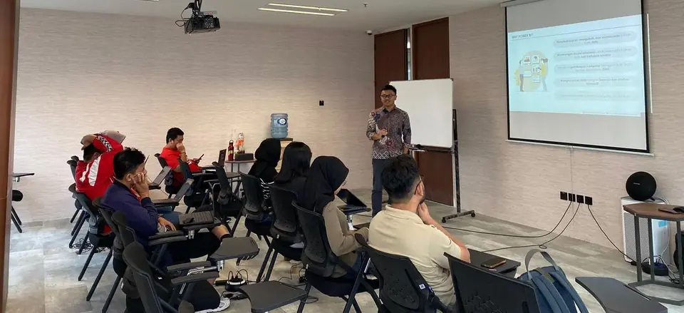 Dhany mengajar Power BI di kantor pusat SiCepat Ekspres, Jakarta