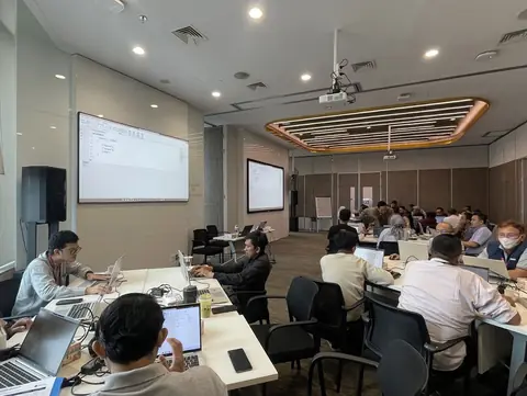 Peserta XLSMART belajar Power BI dengan laptop di kelas