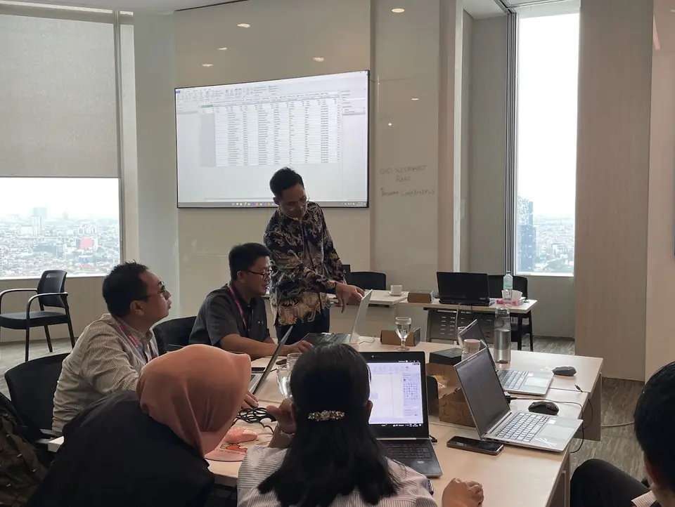 Dhany menjelaskan materi Power BI di depan kelas XLSMART